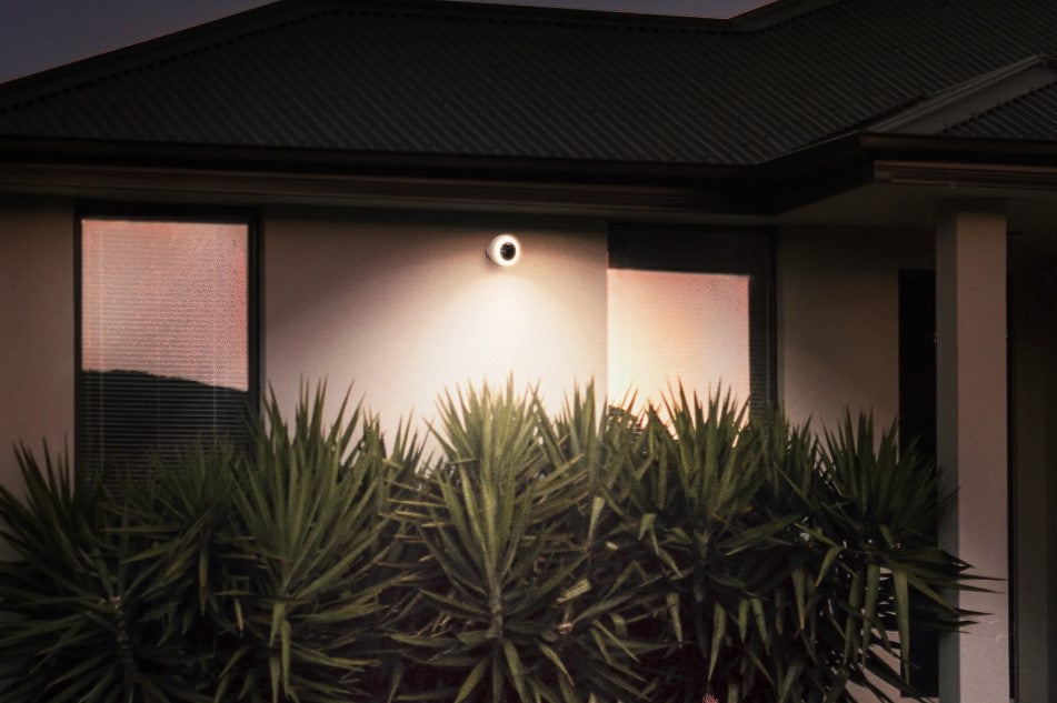 Noorio -- B310 Outdoor Security / Surveillance Camera with Flood light and AI detection